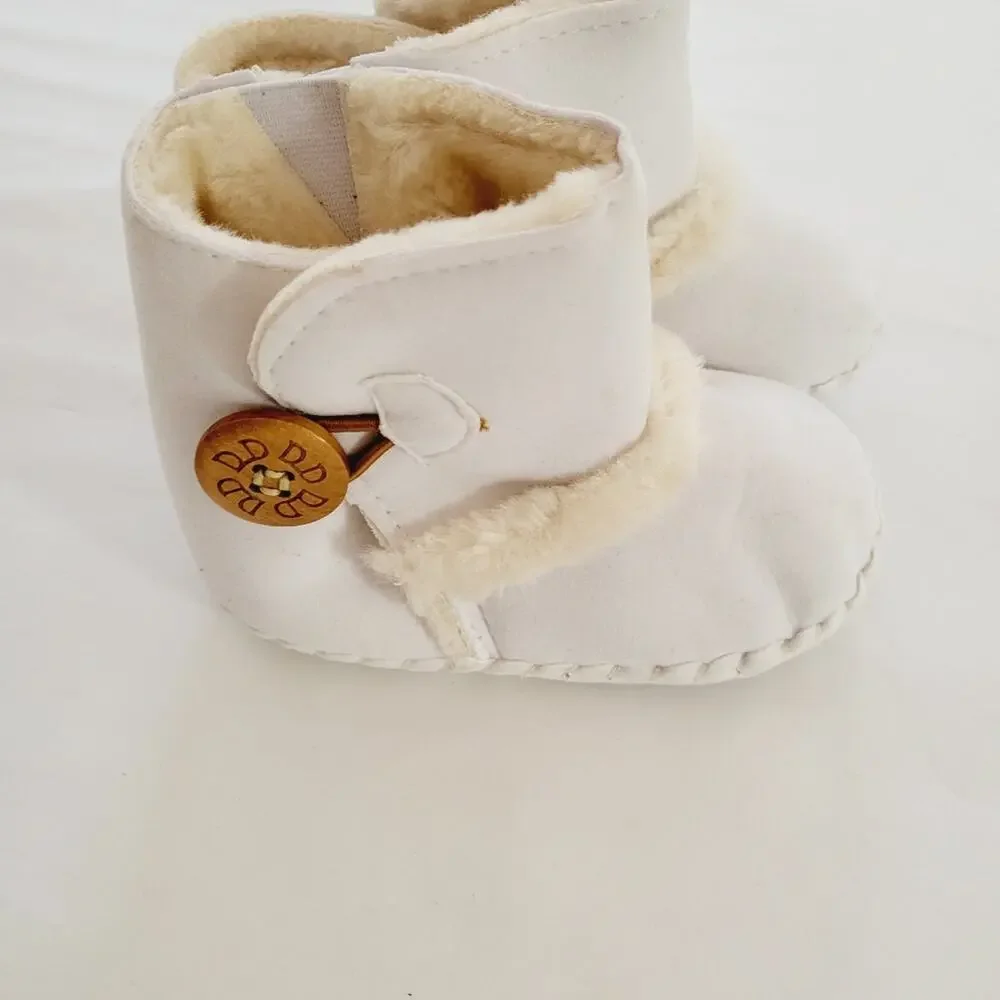 New button boot with faux fur liner 0-6M